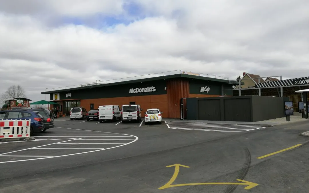 Mc Donalds Anklam vom Parkplatz aus gesehen