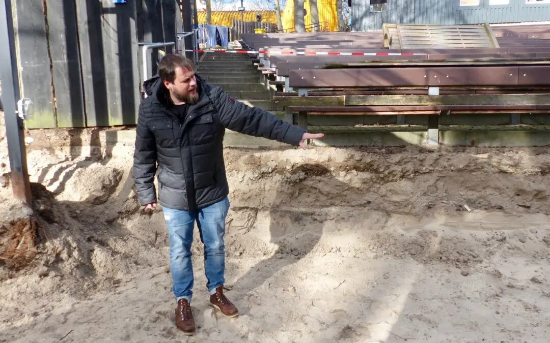 Andreas Flick, kaufmännischer Gesvhäftsführer erläutert die Baumaßnahmen auf dem Vineta-Gelände der Ostseebühne Zinnowitz